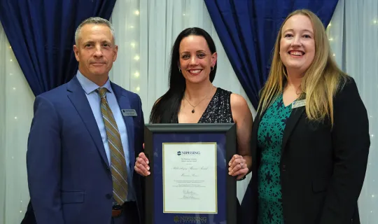 Alumni Awards 2022 winner receives certificate